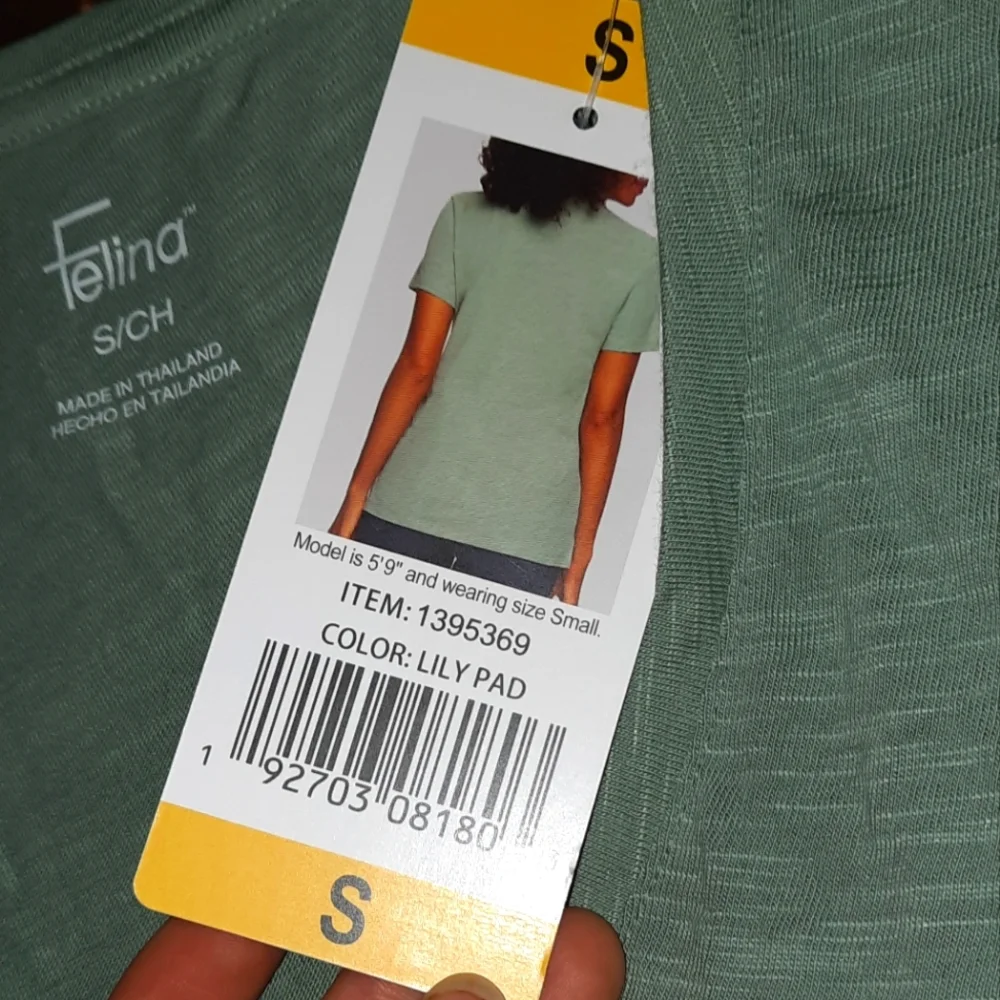 🍀3/15 🆕️ Woman's Light Green Tee-shirt - Picture 5 of 8